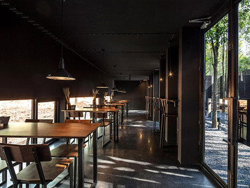 林间黑色调咖啡店装修设计图片欣赏