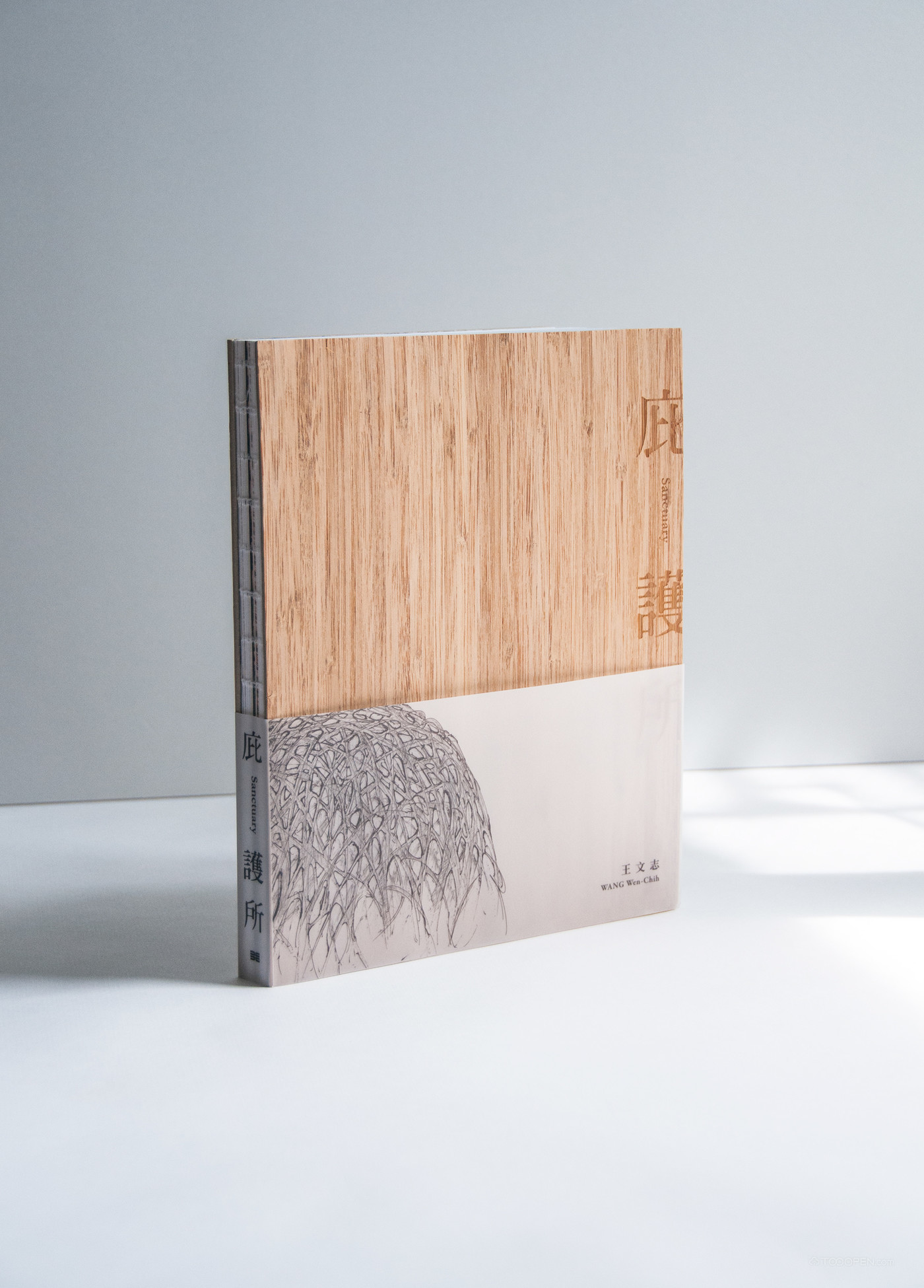《庇护》木质封面书籍装帧设计欣赏-01
