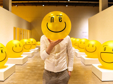 黄色球形人脸表情展览展示设计图片