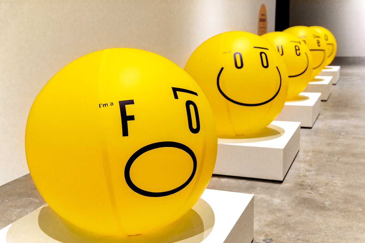 黄色球形人脸表情展览展示设计图片-02