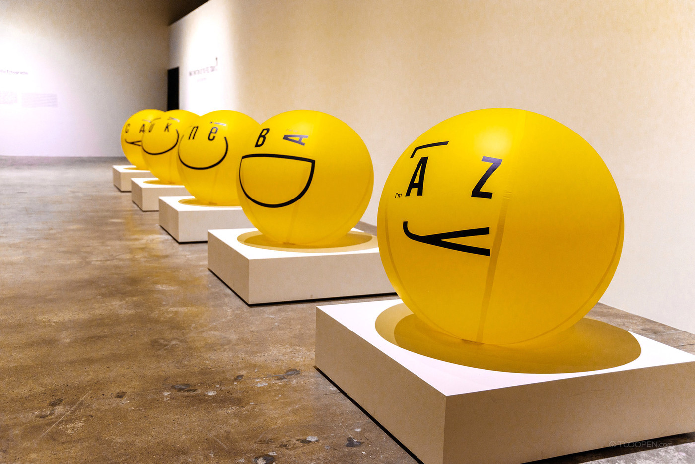 黄色球形人脸表情展览展示设计图片-03