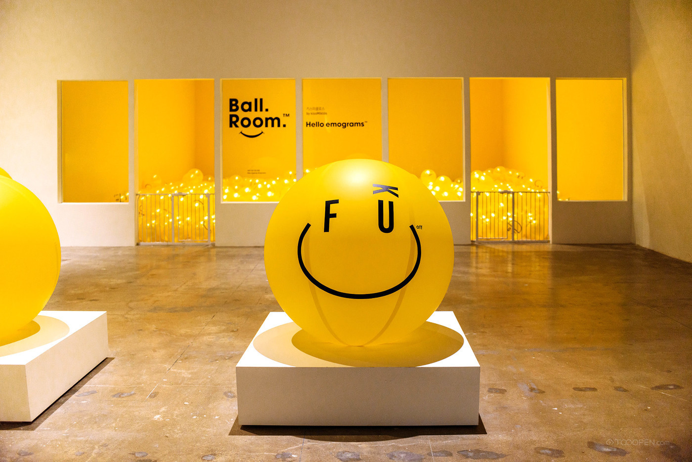 黄色球形人脸表情展览展示设计图片-05
