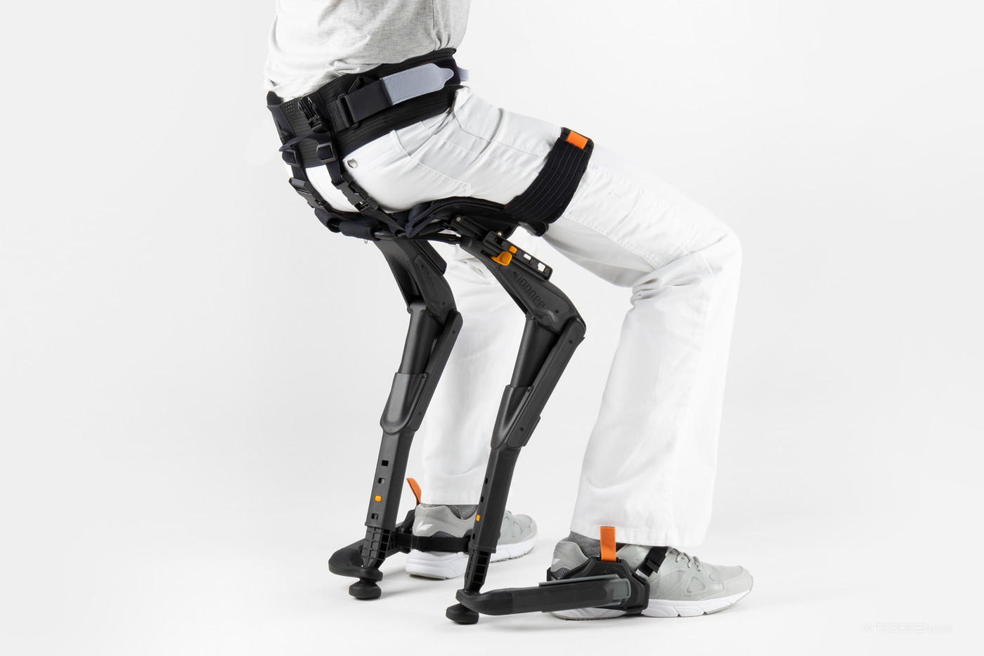 人体工程学设计的可穿戴式座椅产品设计欣赏-01