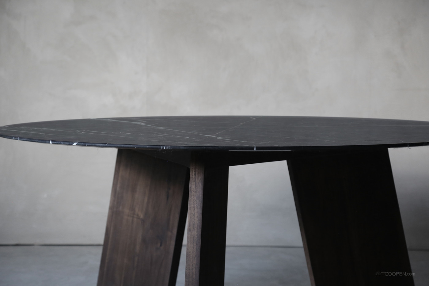 简约北欧实木圆形异形脚餐桌设计欣赏-03