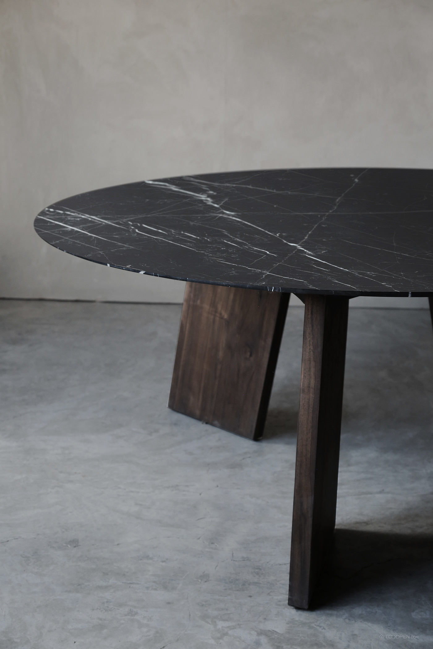 简约北欧实木圆形异形脚餐桌设计欣赏-04