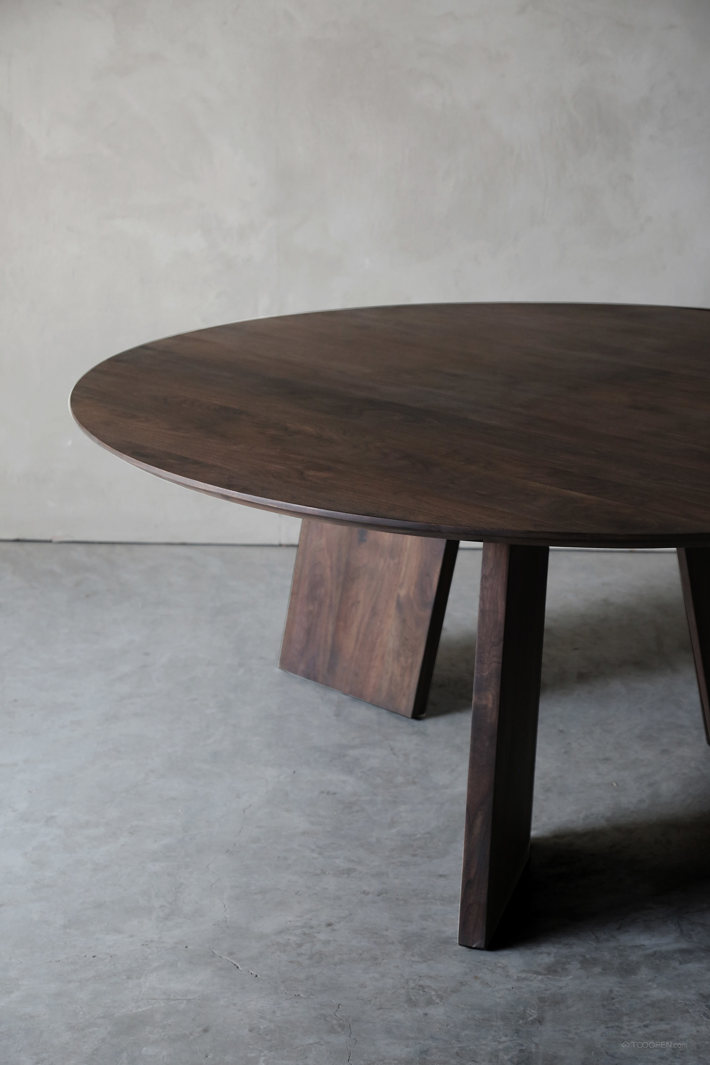 简约北欧实木圆形异形脚餐桌设计欣赏-07