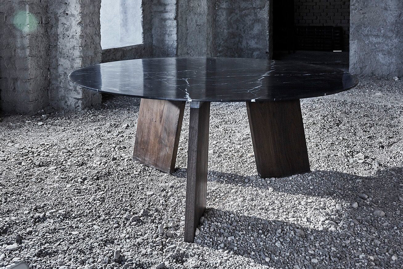 简约北欧实木圆形异形脚餐桌设计欣赏-08
