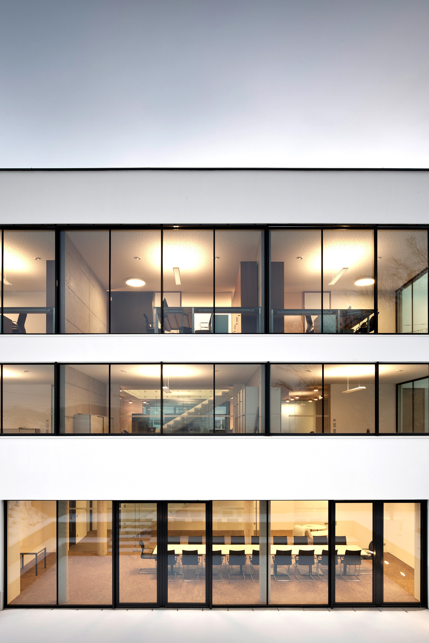 白色极简风格办公楼建筑设计图片-02