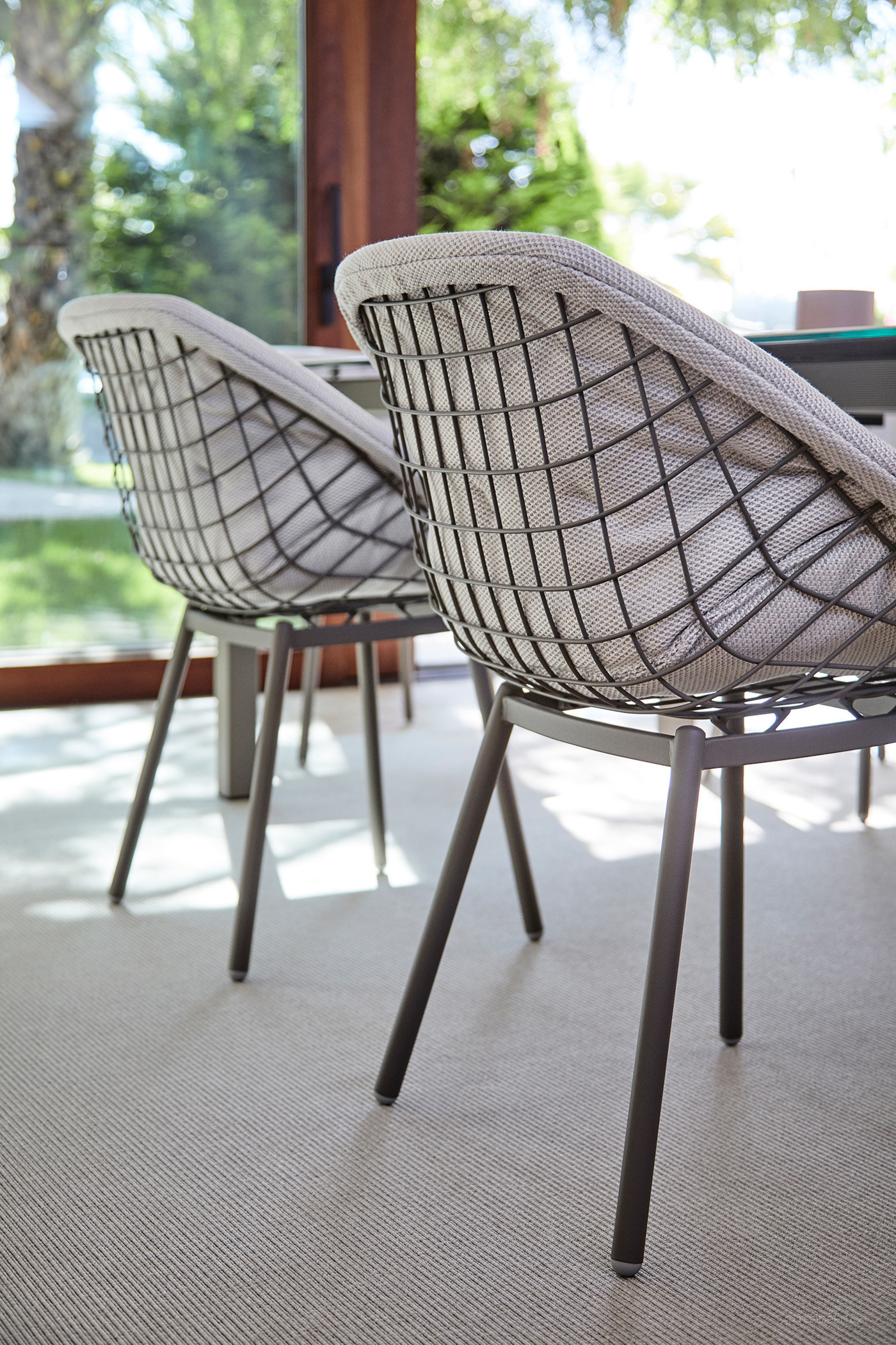 国外室内外两用铁质椅家具设计欣赏-06