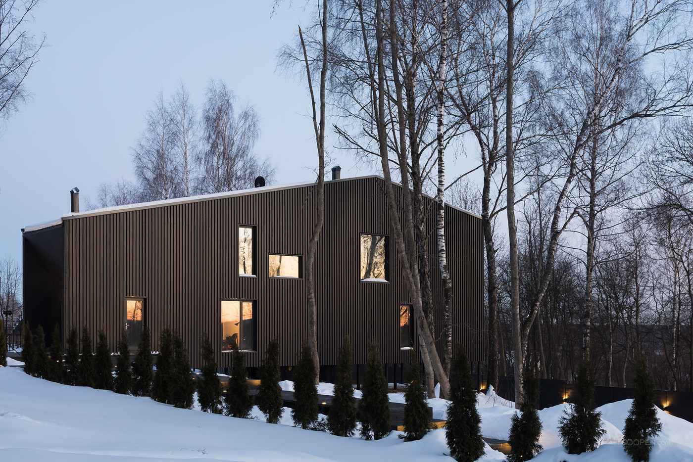 雪地里的黑色住宅建筑设计图片-01