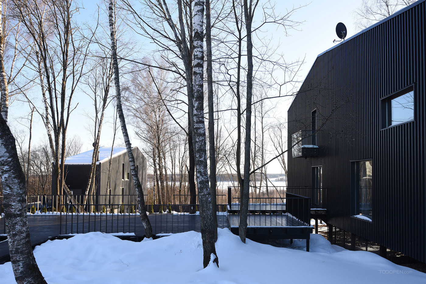 雪地里的黑色住宅建筑设计图片-02