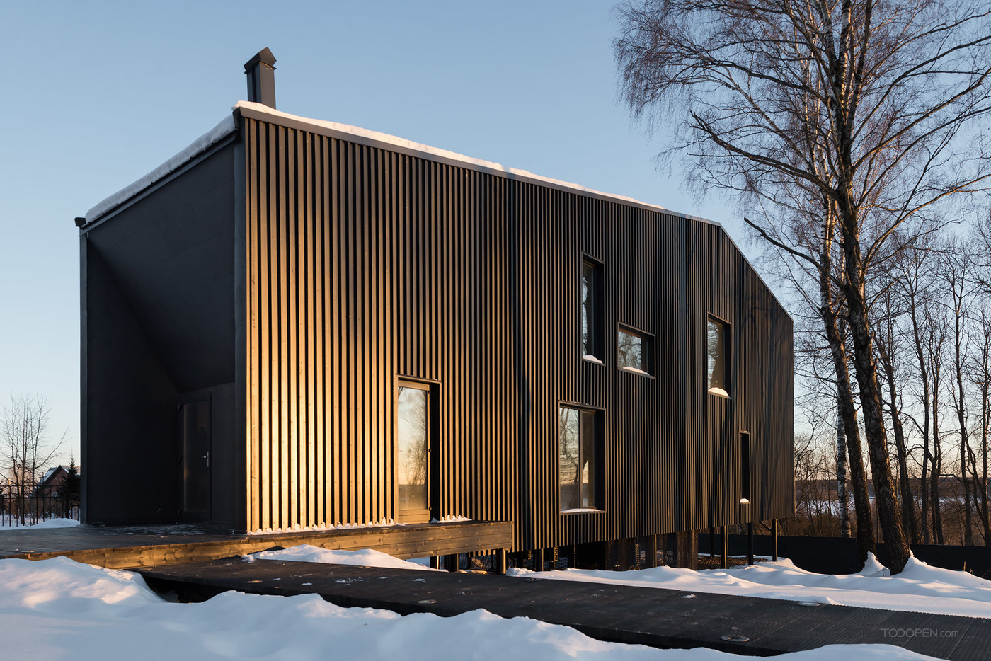 雪地里的黑色住宅建筑设计图片-03
