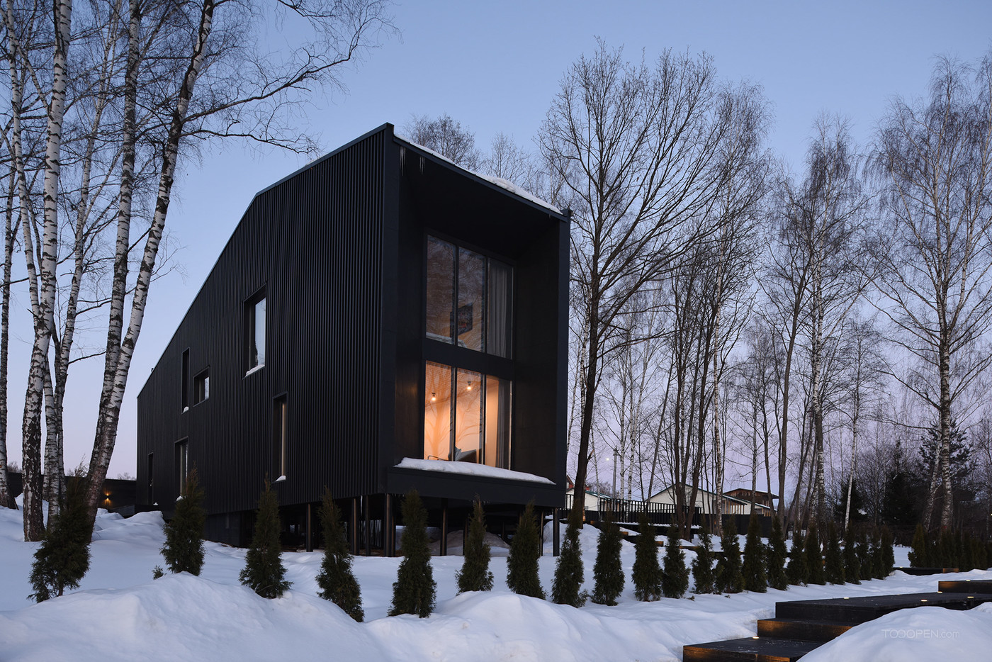 雪地里的黑色住宅建筑设计图片-04