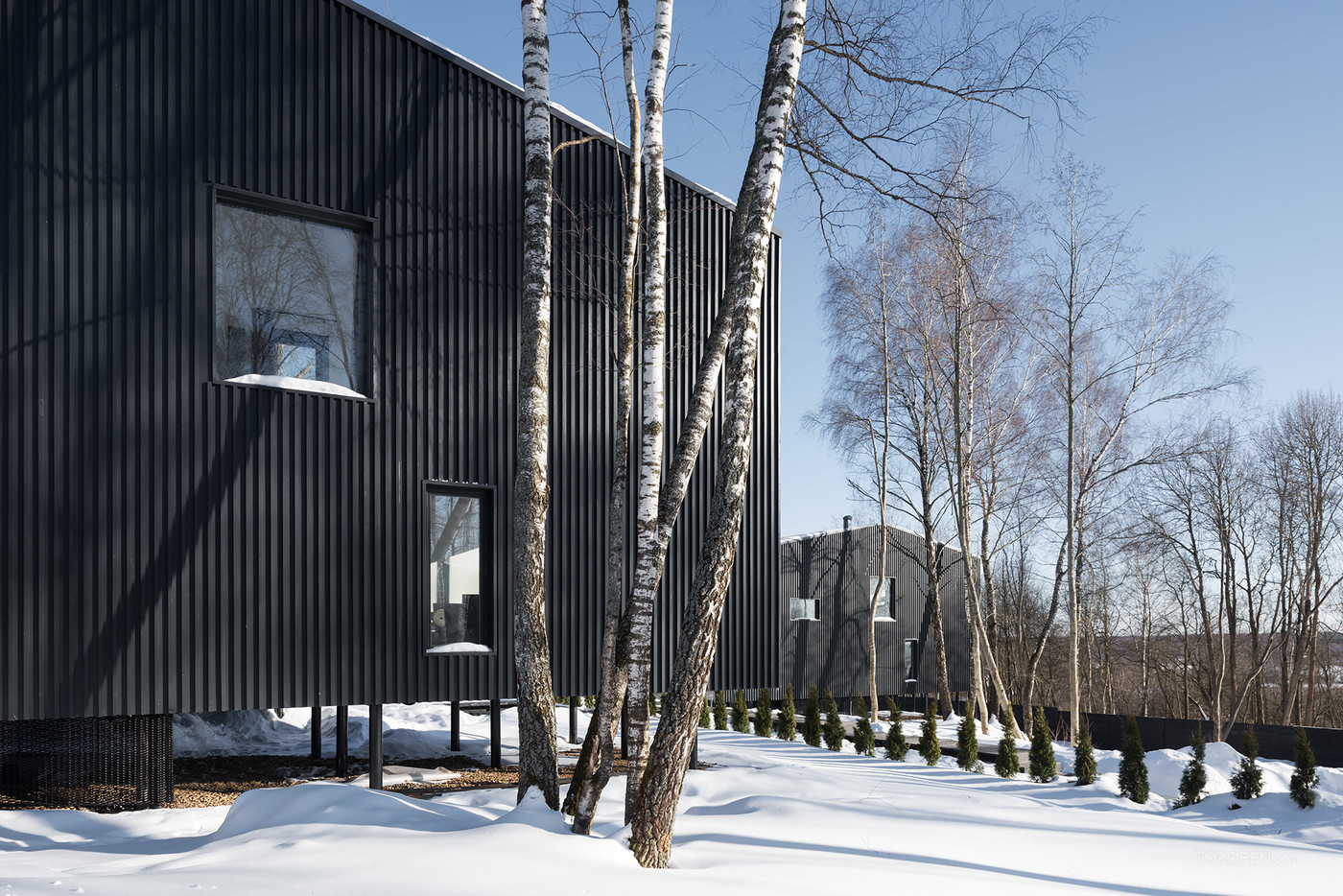 雪地里的黑色住宅建筑设计图片-05