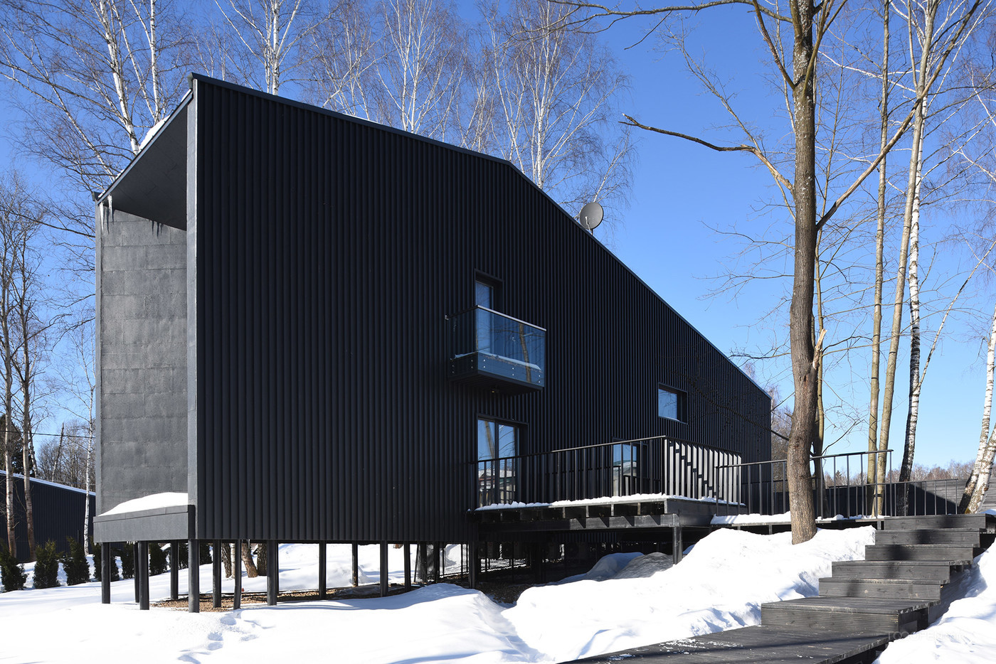 雪地里的黑色住宅建筑设计图片-07