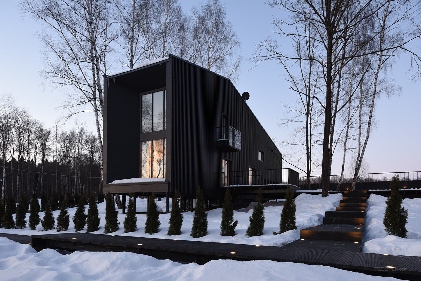 雪地里的黑色住宅建筑设计图片-10