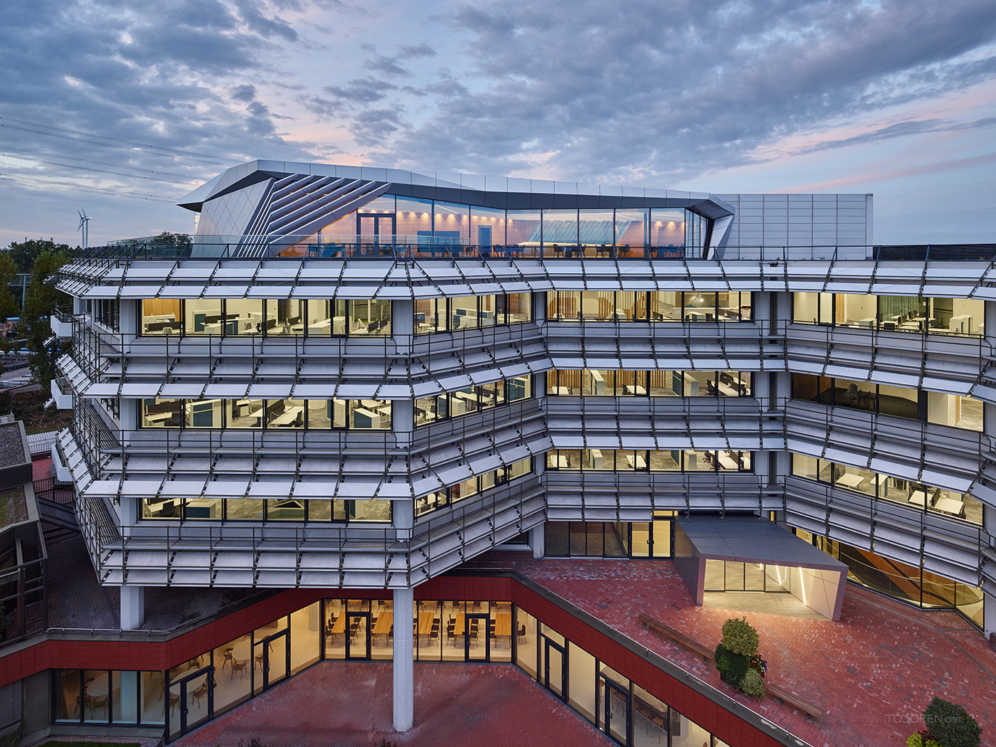 德国卡尔斯鲁厄市政公用事业公司SWKA总部建筑设计欣赏-01