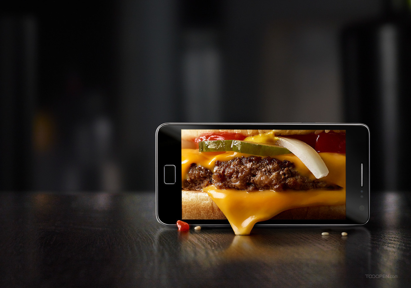 手机里的汉堡包美食创意摄影图片-01