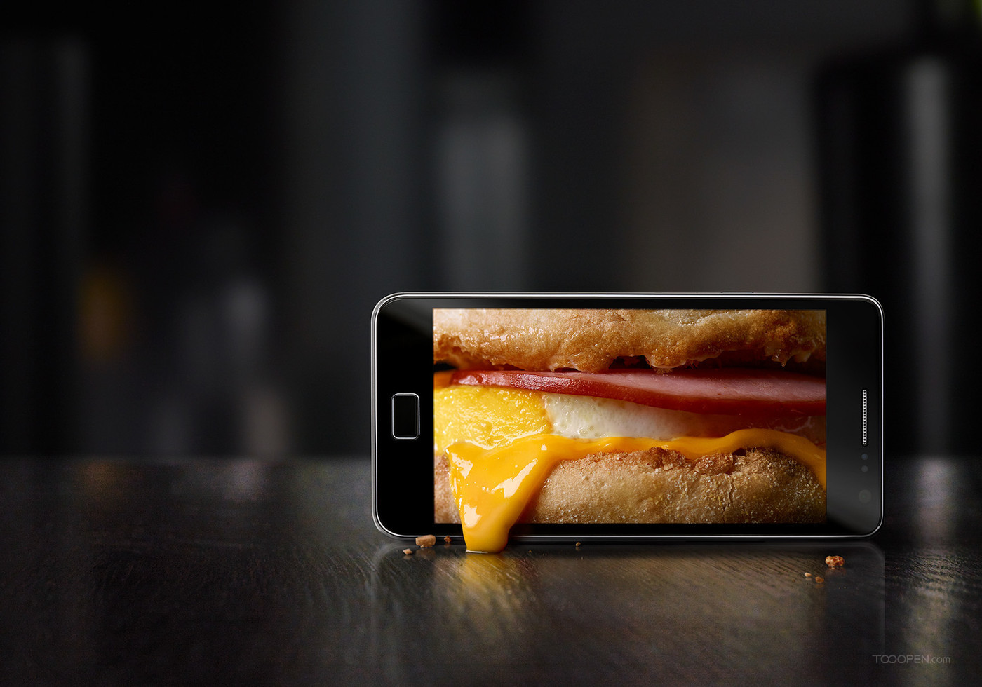 手机里的汉堡包美食创意摄影图片-05