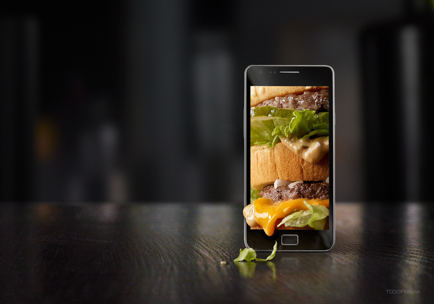 手机里的汉堡包美食创意摄影图片-07