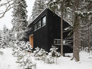 森林里的黑色木屋建筑设计作品