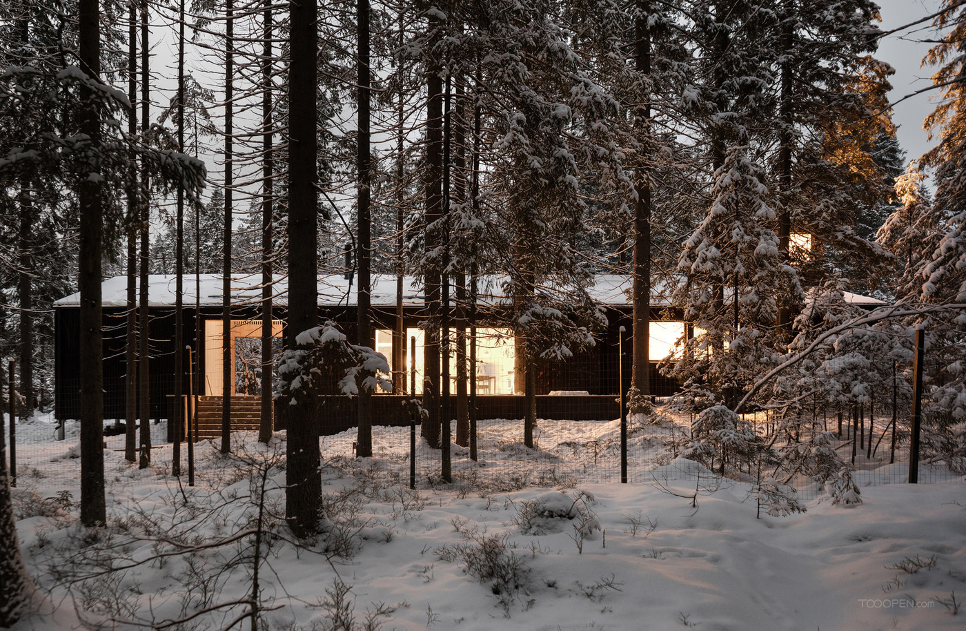 森林里的黑色木屋建筑设计作品-01