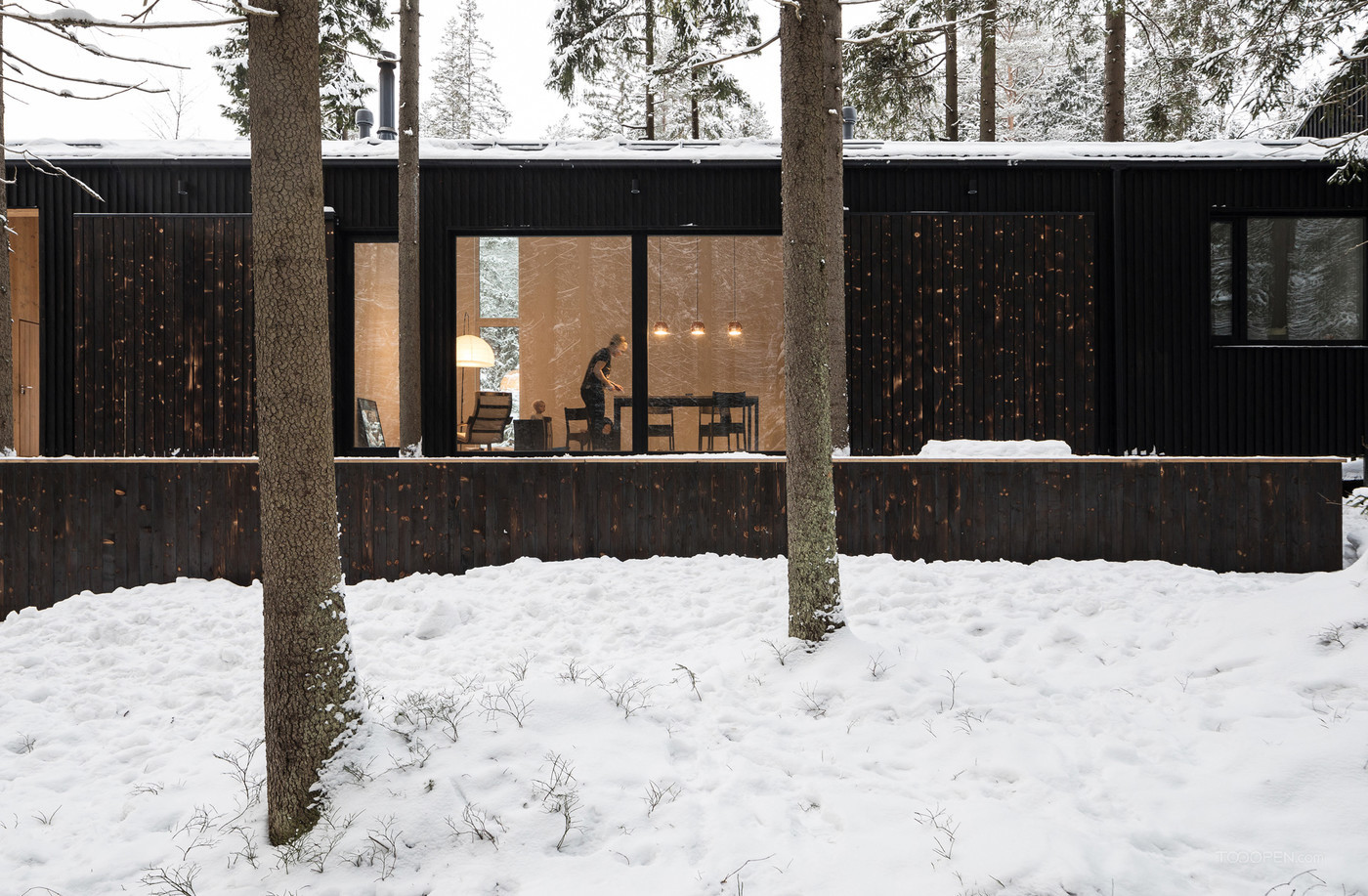 森林里的黑色木屋建筑设计作品-05