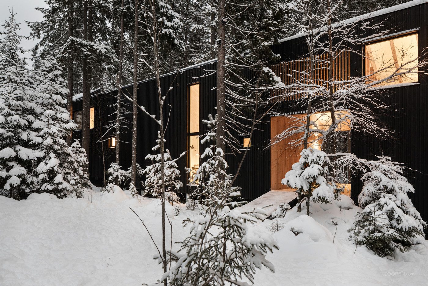 森林里的黑色木屋建筑设计作品-09