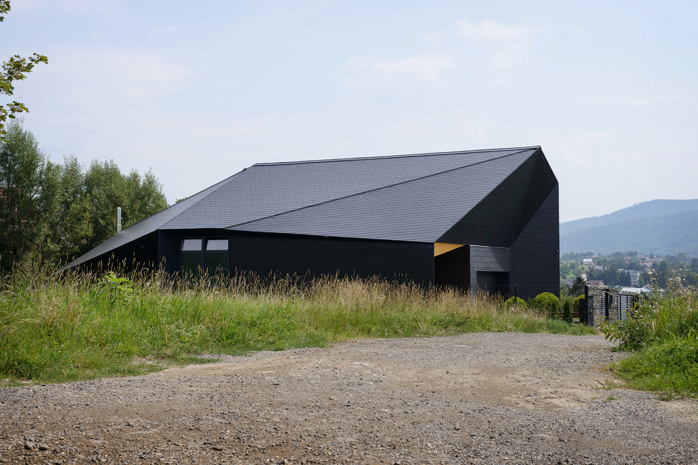 黑色不规则造型住宅建筑设计作品欣赏-02