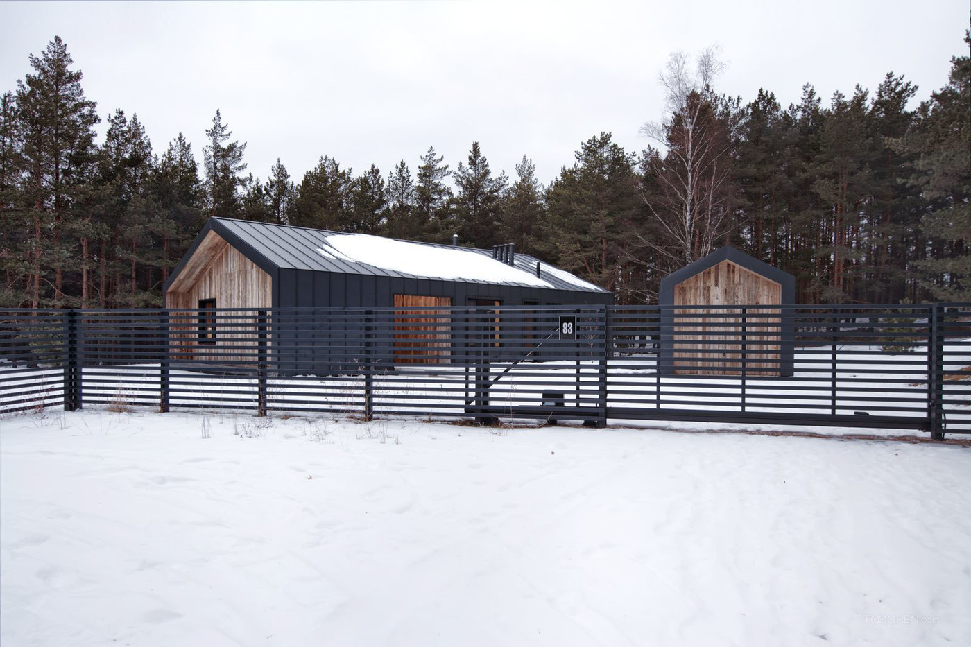 雪地里的黑色木屋住宅建筑设计图片-01