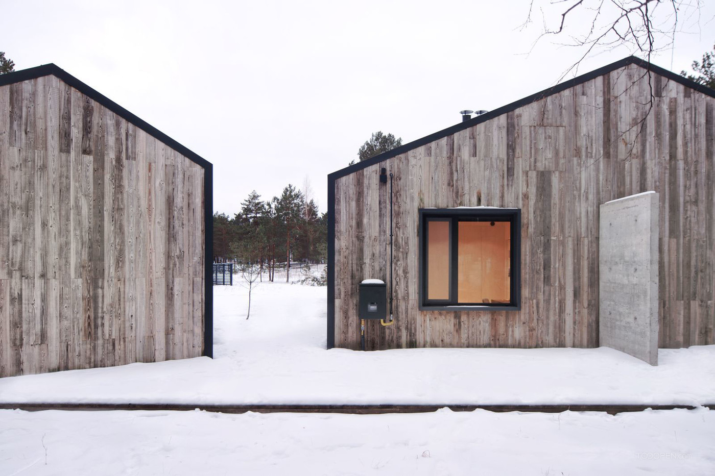 雪地里的黑色木屋住宅建筑设计图片-04