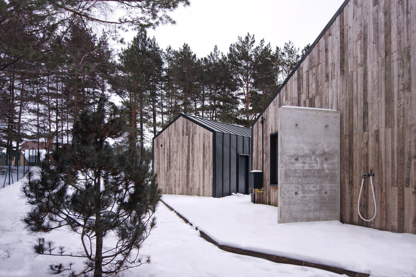 雪地里的黑色木屋住宅建筑设计图片-05