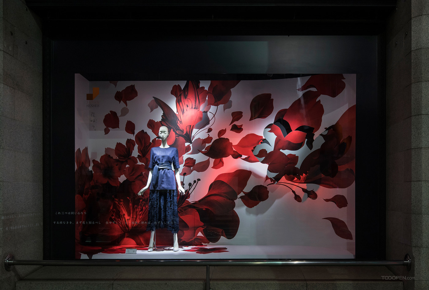 日本服装店橱窗展示设计作品-10