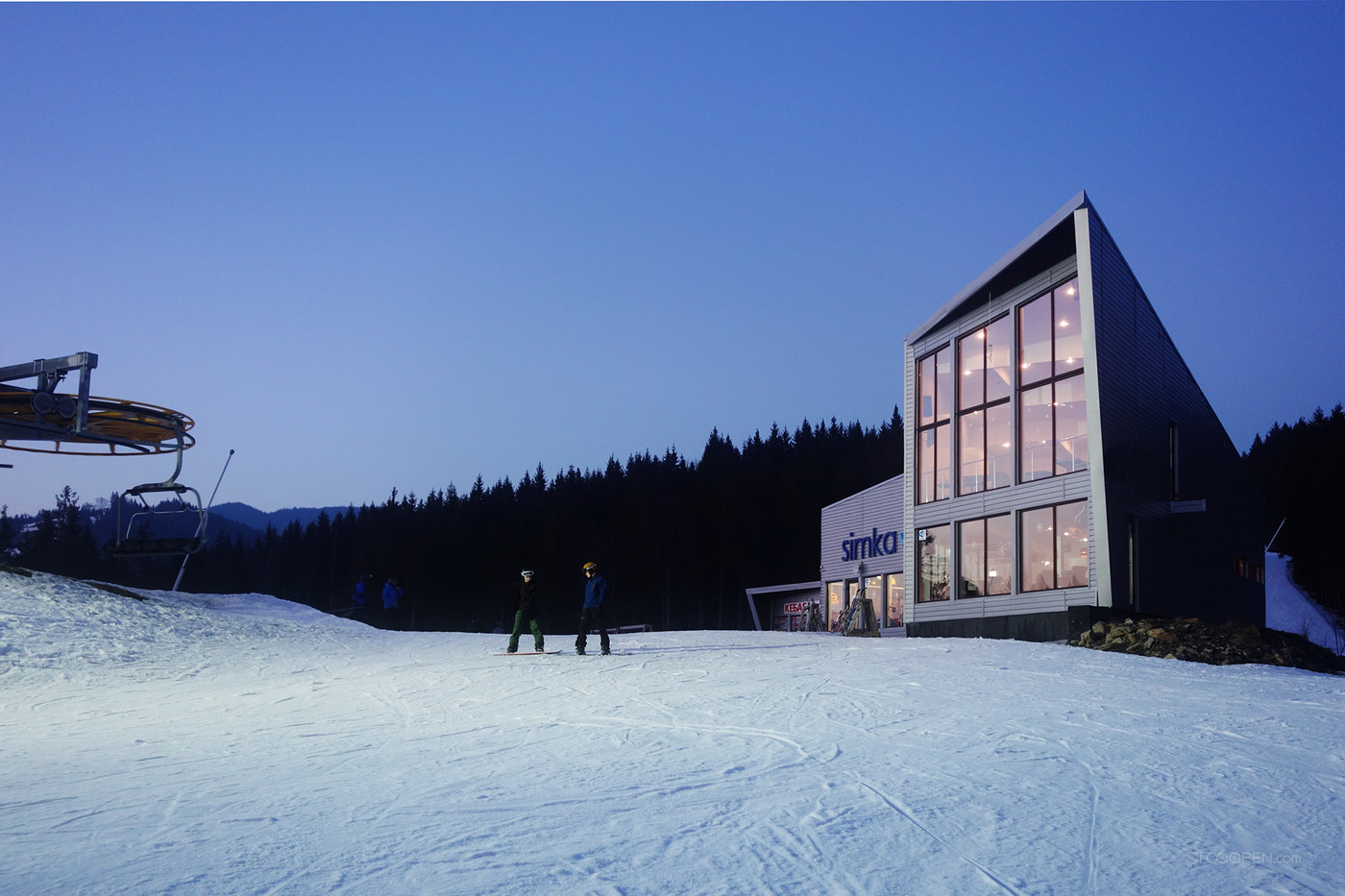 户外滑雪场餐厅酒吧建筑设计作品-01