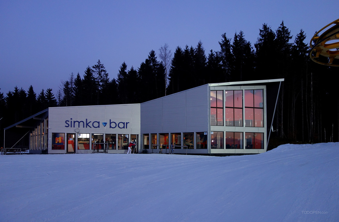 户外滑雪场餐厅酒吧建筑设计作品-02