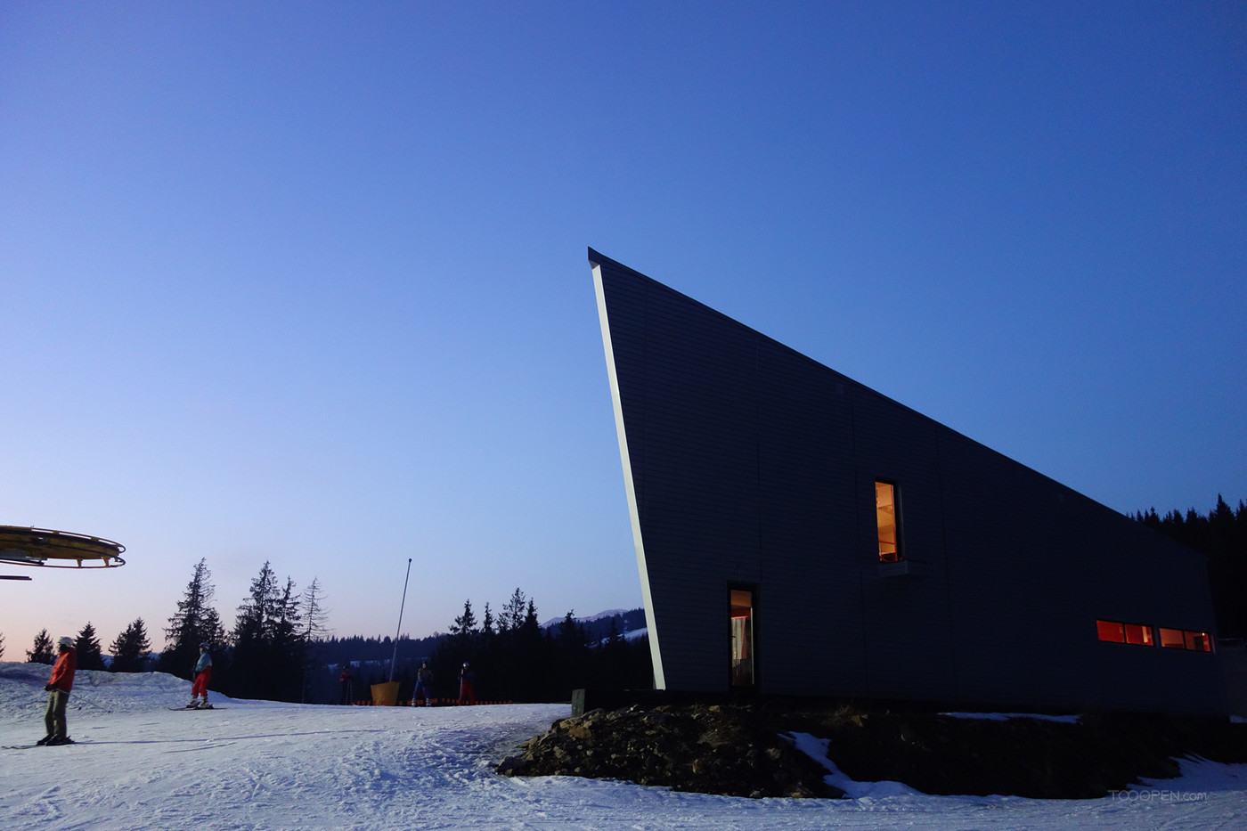 户外滑雪场餐厅酒吧建筑设计作品-03