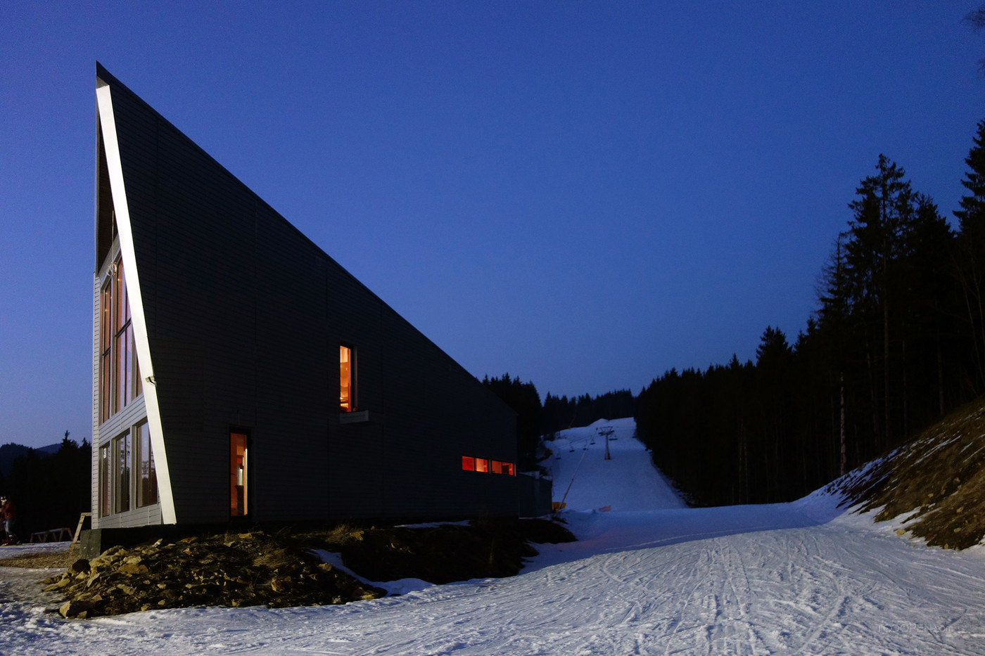 户外滑雪场餐厅酒吧建筑设计作品-07