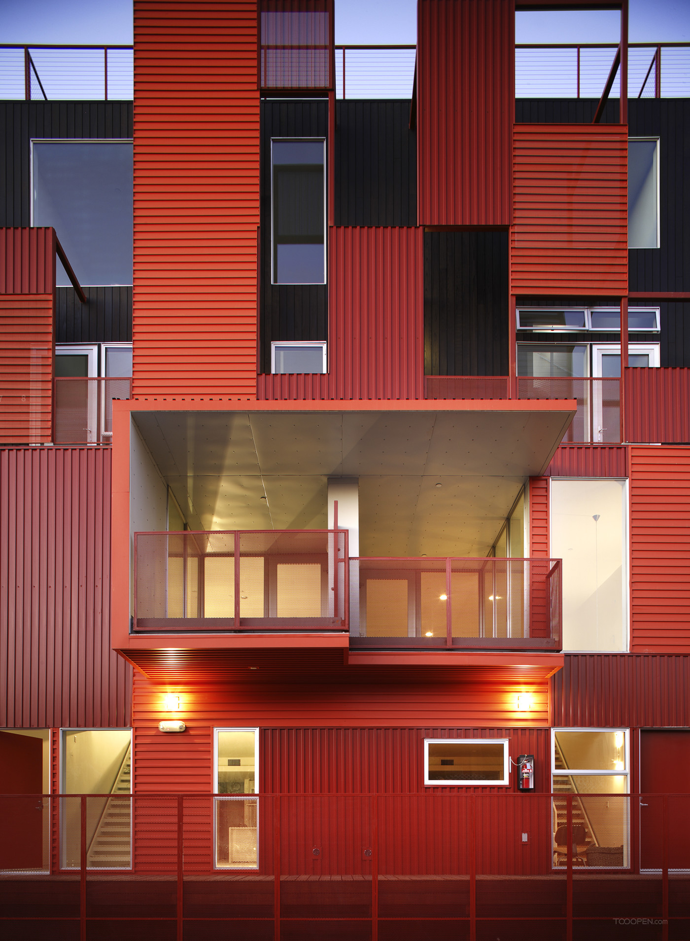 加利福尼亚州西好莱坞红色单元房建筑设计作品-05