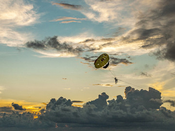 泰国普吉岛风光晚霞热气球