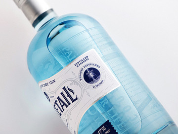 国外洋酒伦敦干杜松子酒经典蓝色瓶身包装设计欣赏