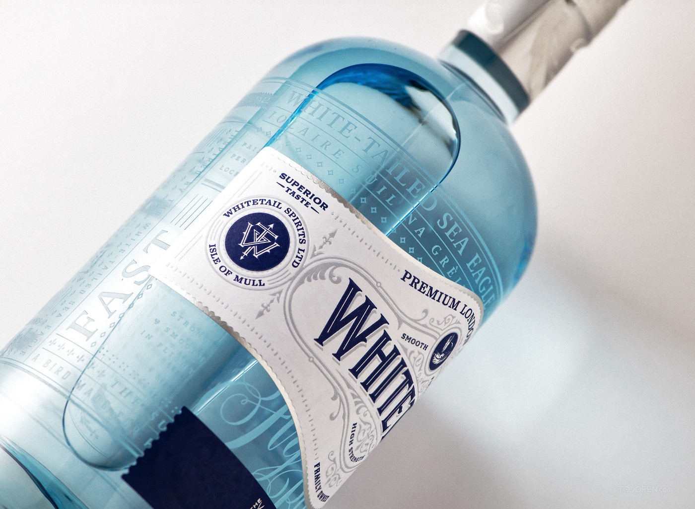 国外洋酒伦敦干杜松子酒经典蓝色瓶身包装设计欣赏-04