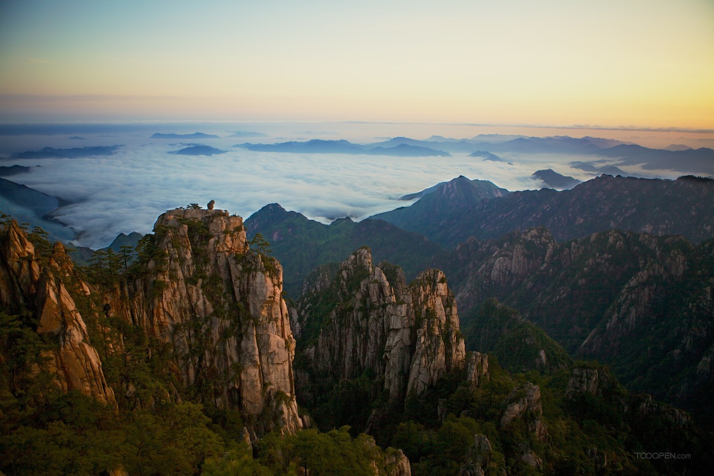 巍峨的安徽黄山自然风景图片-01