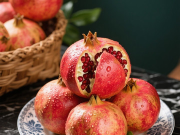 新鲜现摘石榴创意摄影高清美图